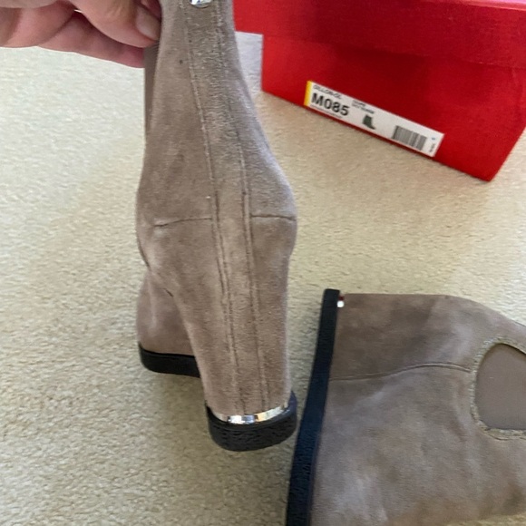 Donald J Pliner Dillon-On ankle wedge booties size 8.5 in Taupe oily suede color - Picture 6 of 9